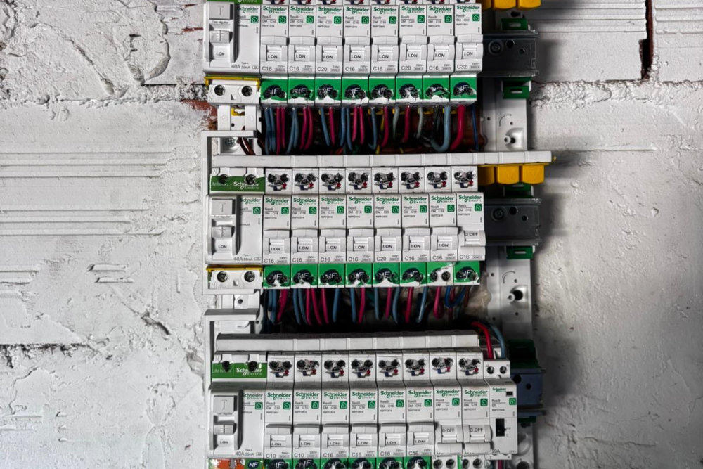 Electricien et plombier à Bessan pour vos dépannage et travaux d'électricité par Nab's Multiservices