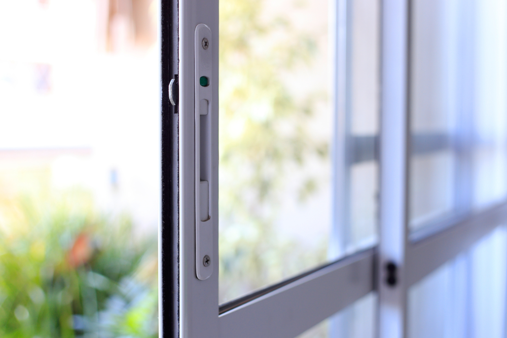 Pose de porte et fenêtre menuisier à Bessan par Nab's Multiservices