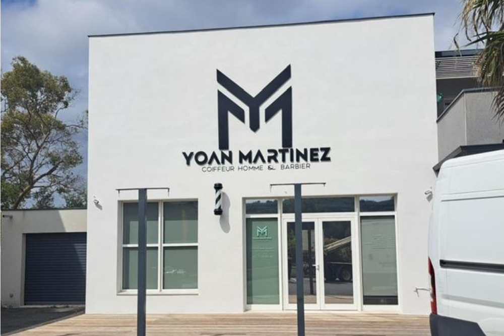 Installation et maintenance d'enseignes et d'éclairages avec la location de nacelle à Bessan par Nab's Multiservices